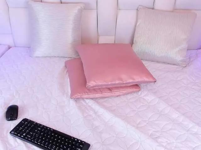 LauraFarell — I love polite, fun, and positive people. I enjoy creativity, good conversations, and those who know how to make me smile.