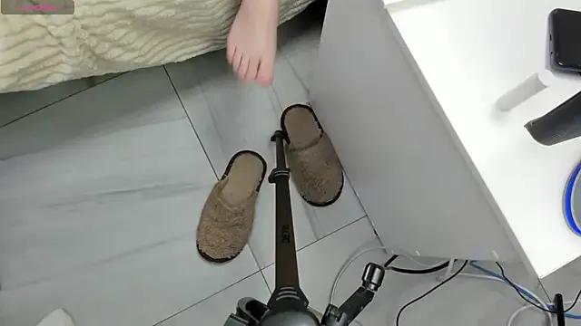 Tenderly_Sophie — show leg